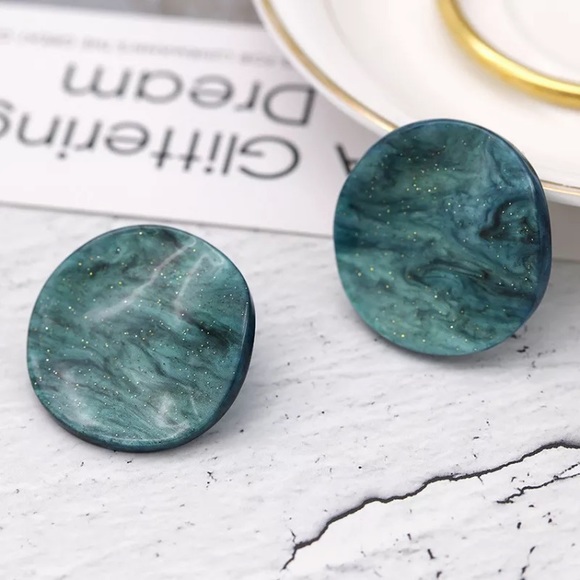 Beautiful Acrylic green curved round earrings🌿 - Picture 2 of 7